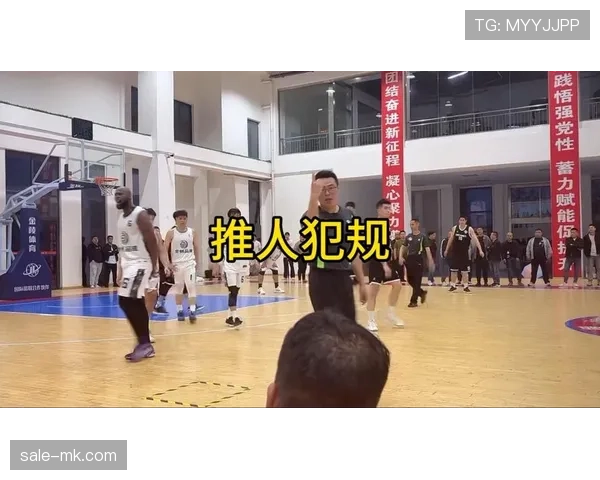 篮球比赛中遇到对方强攻,哪些动作会被判罚为拉人犯规? 篮球比赛中遇到对方强攻,哪些动作会被判罚为拉人犯规?